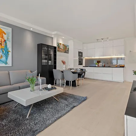 Central - Lovely 2 Bedrooms Flat With Balcony *