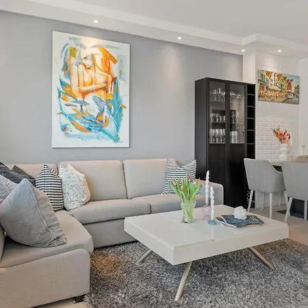 Central - Lovely 2 Bedrooms Flat With Balcony *