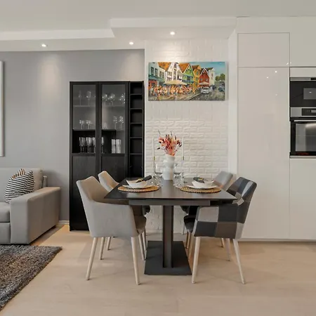Central - Lovely 2 Bedrooms Flat With Balcony شقة *